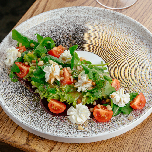 Салат с рукколой, свеклой и сыром 165 г.