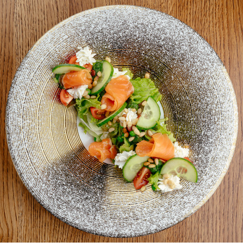 Салат с лососем, овощами, и соусом песто 175г.