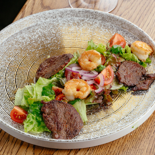 Салат с медальонами из говядины и тигровыми креветками 200г.