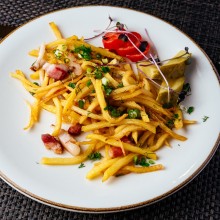 Картофель жареный с луком и грудинкой 300 г.